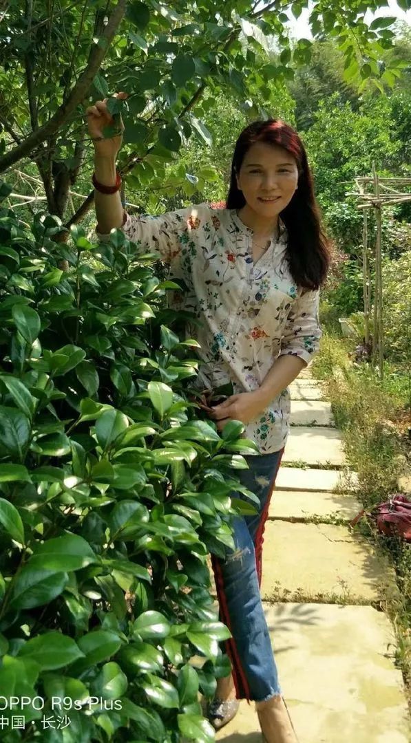 中国大妈旅游标配动作合集,中国大妈旅游拍摄姿势