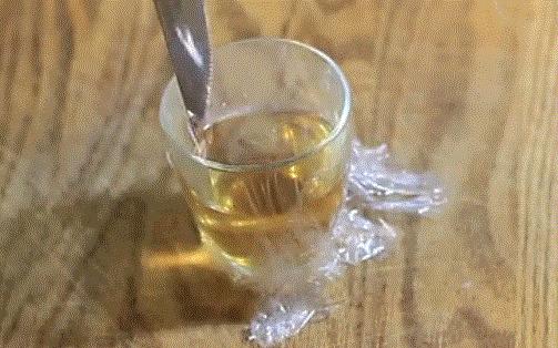 衣服开水烫皱了熨不平怎么办,洗皱了的衣服不熨怎么弄平