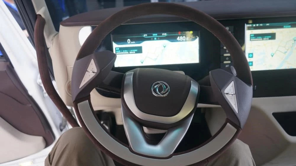 内饰很科幻的商务车,科幻感内饰