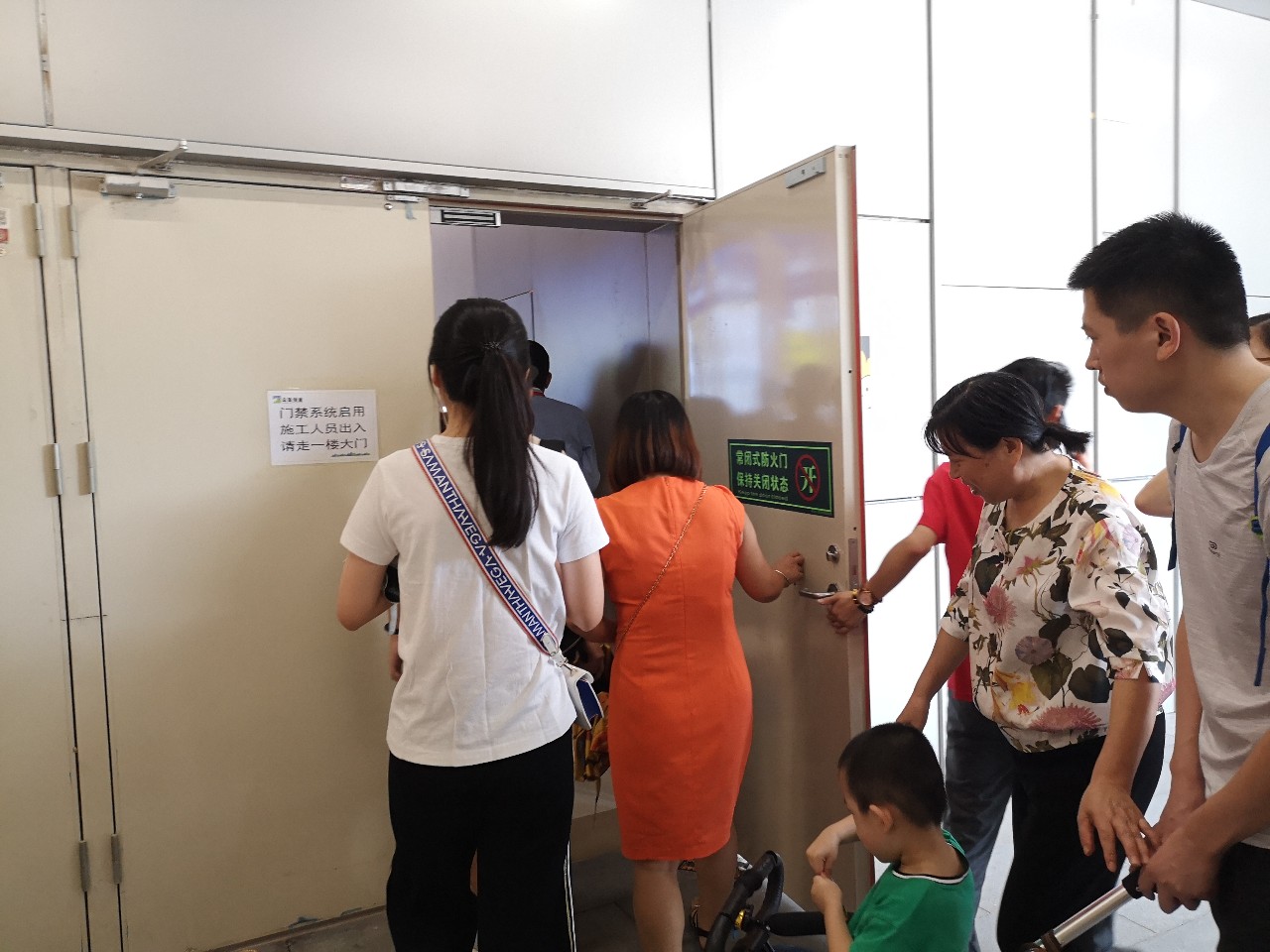 深圳西丽益田假日里人流,开业第一天人流量爆棚