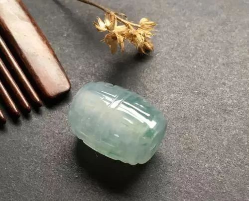 佩戴翡翠路路通的好处是什么,佩戴翡翠挂件改变气运