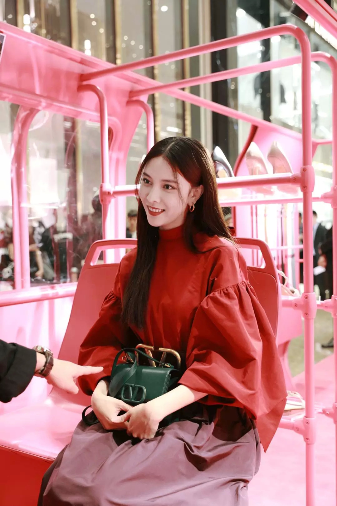 我抓住了一位资深柜员，道出了如何让你掏钱买包的秘密