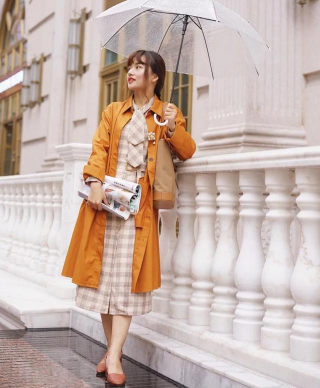 中长款风衣搭什么鞋好看,新款奶奶装秋装风衣