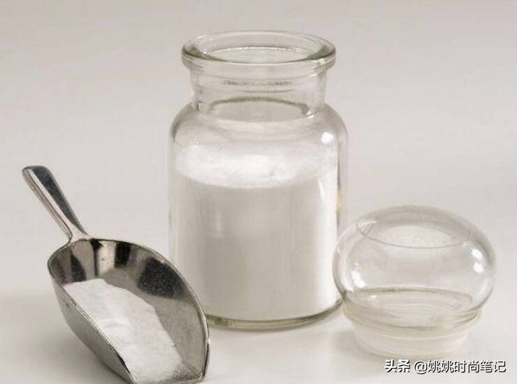 白色t恤漂白红了然后又变黄,白t恤发黄用盐水可以洗白吗