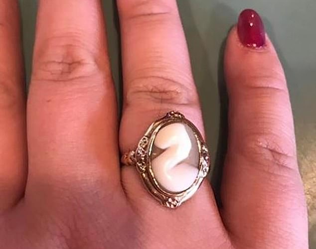 美国女子晒出心爱传家宝订婚戒指，被网友嘲笑是挤出来的蛋黄酱