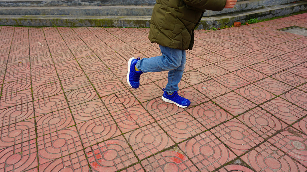 小米有品儿童视频,小米定制儿童漫步鞋