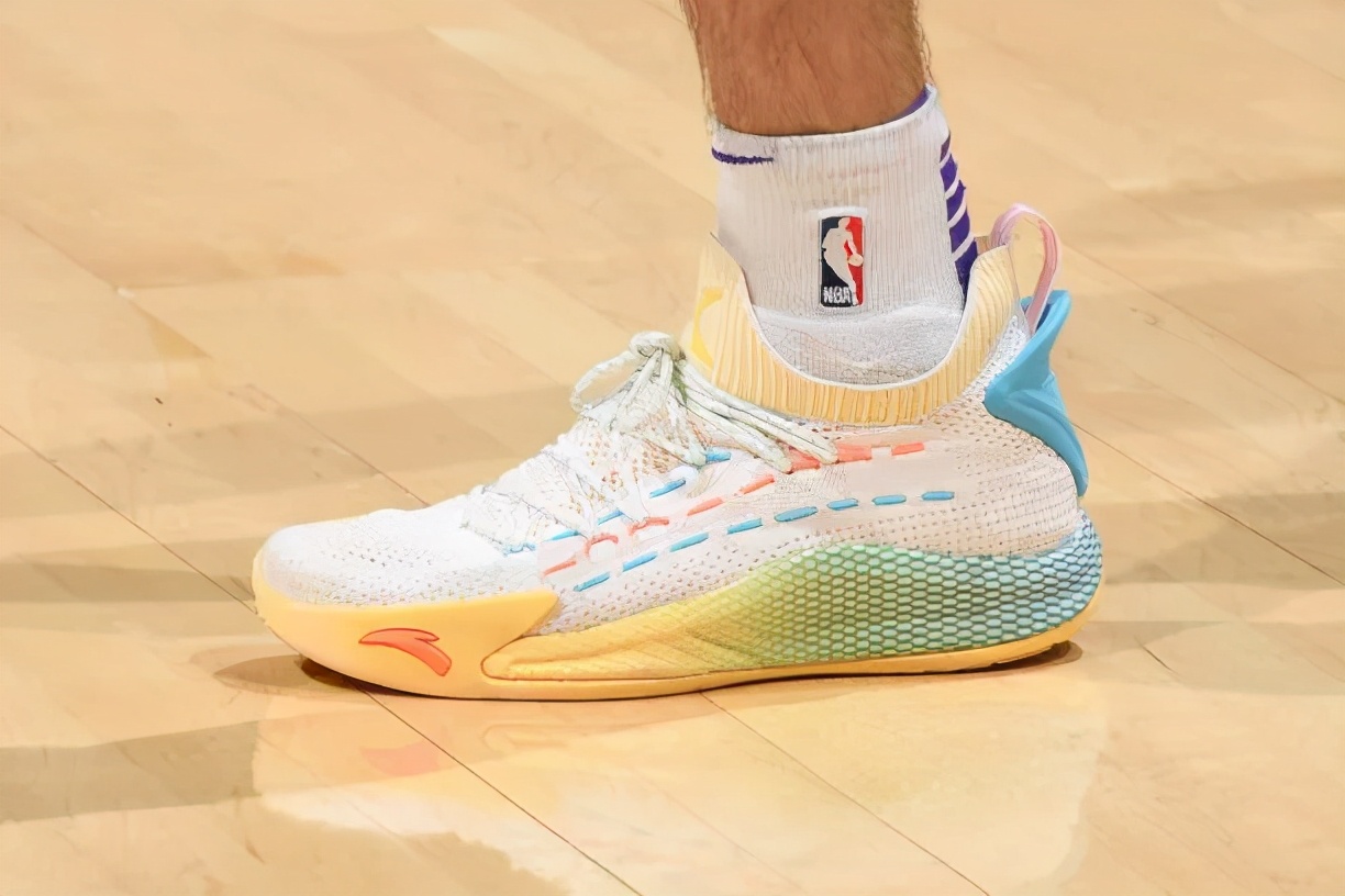 nba球星上脚安踏野球帝联名鞋,安踏携欧文新配色亮相