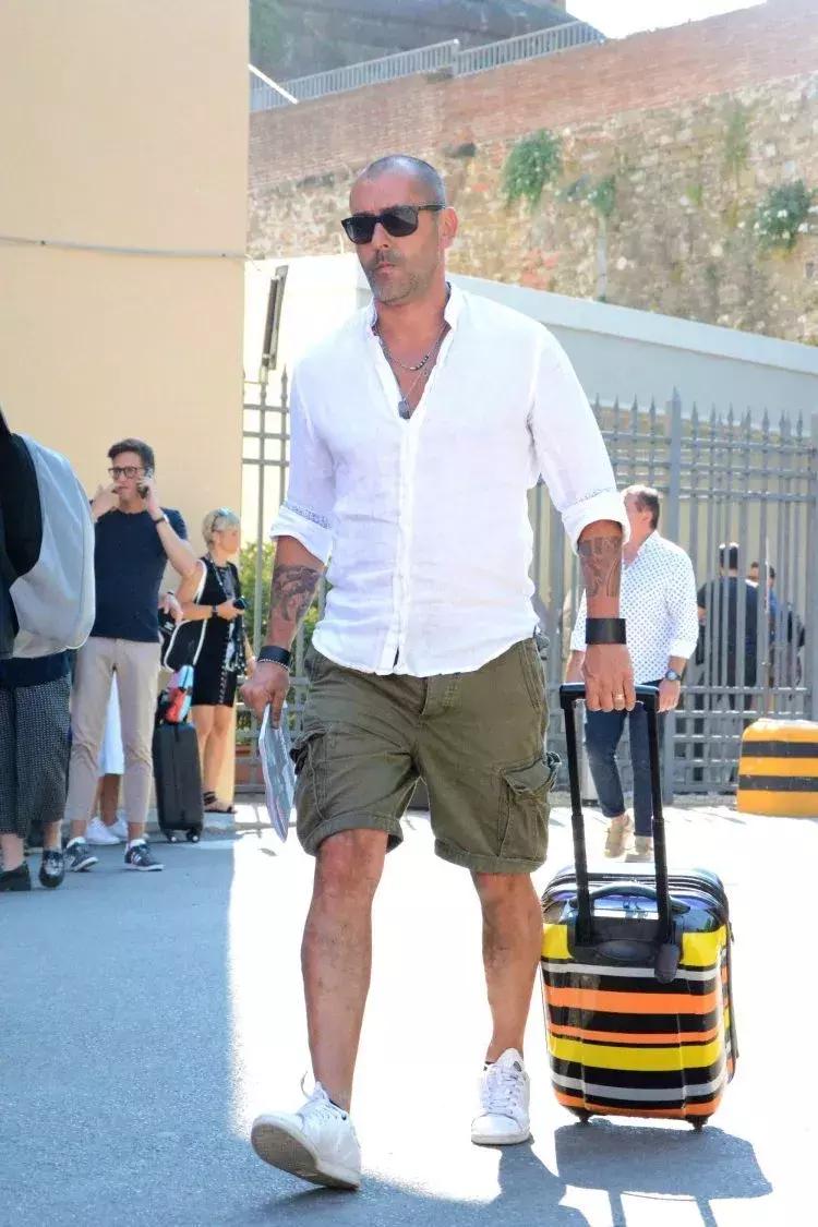 纯亚麻细布衬衫非常适合夏季穿着,白色亚麻衬衫又薄又透里面怎么穿