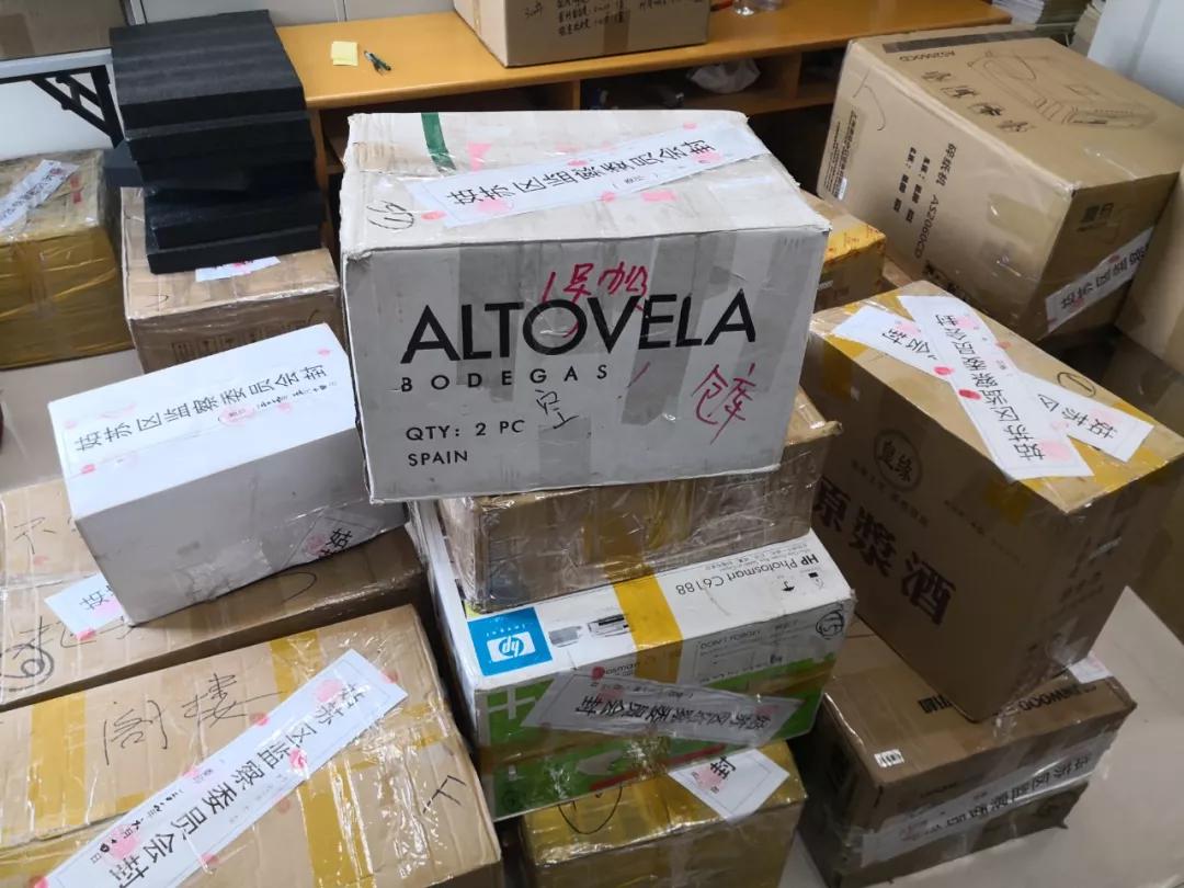 退休前他想“补贴”自己:倒卖储值卡、私藏金银纪念币