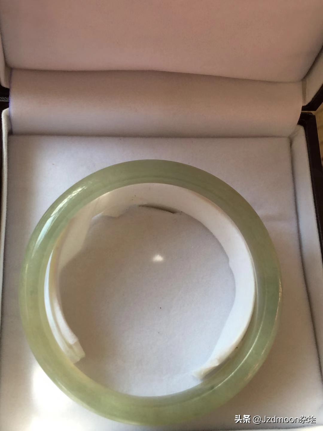 纯净无杂质的玉手镯,纯净如水的翡翠