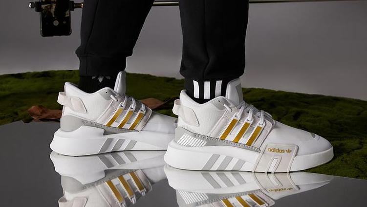 adidas带足弓支撑的运动鞋,adidas带有boost的篮球鞋