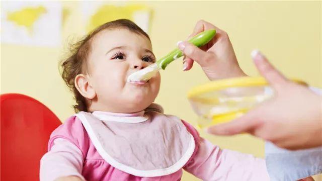 宝宝喂辅食故意到处喷怎么办,宝宝不吃饭妈妈发脾气
