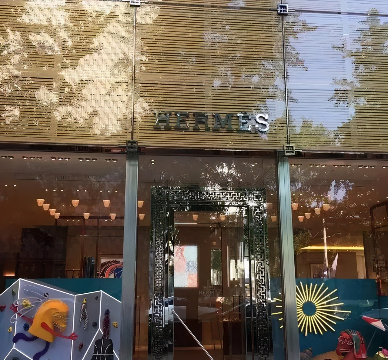 大牌下凡,LV开始卖咖啡了!P.S.日本最大LV旗舰店美翻了