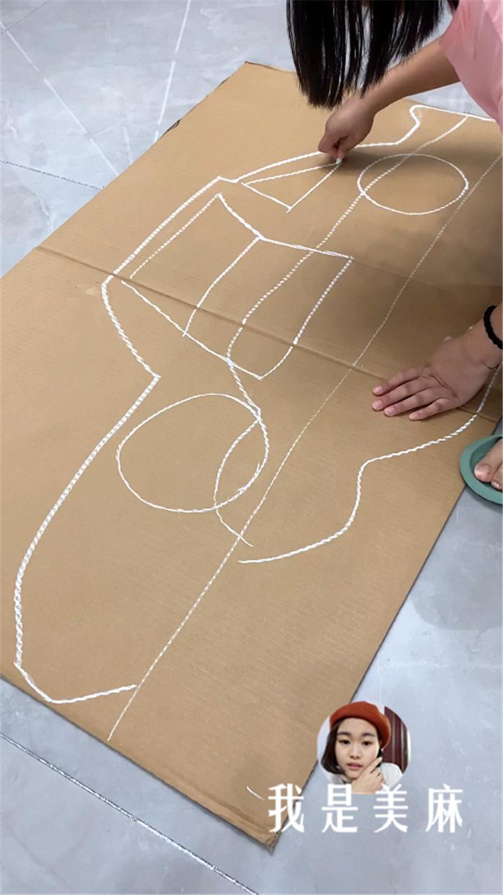 废弃的纸箱别扔能做成玩具,儿童创意废品做变形金刚