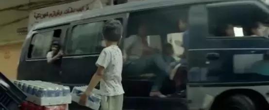 女孩深夜被暴打28次，当街扒衣拖行：孩子，你不必那么善良