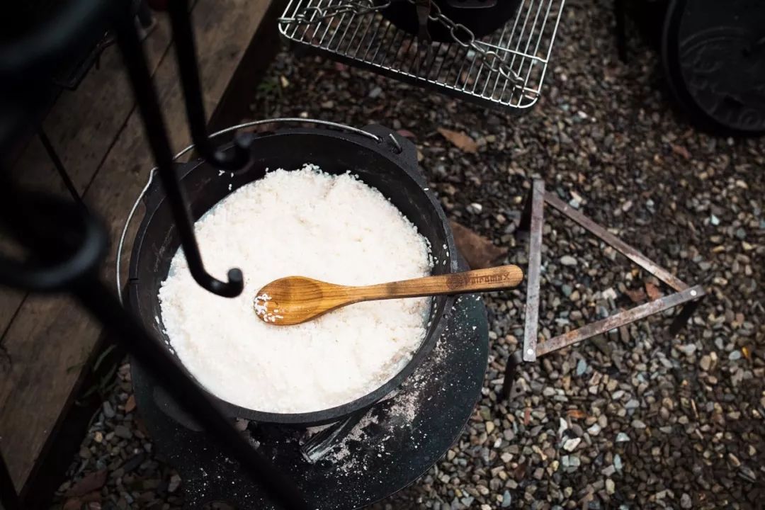 他把工作丢着，专找美景荒地吃饭：这是一天最好的时候