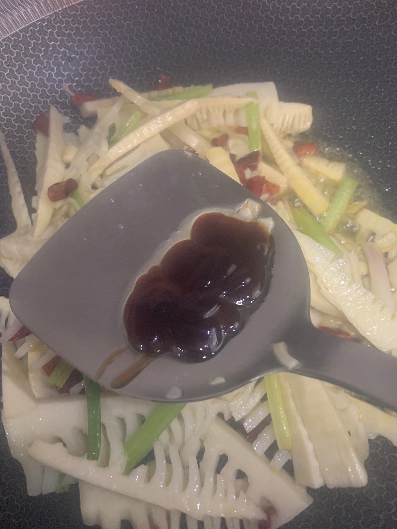 春笋的家常做法春笋焯水后怎么炒,春笋的做法大全家常菜油焖春笋