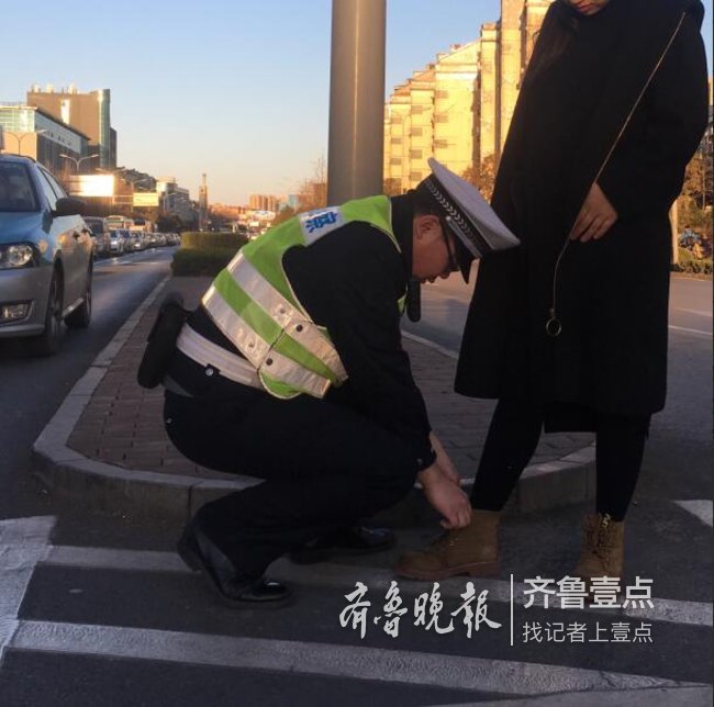 交警为孕妇系鞋带你怎么看,交警蹲地为孕妇系鞋带