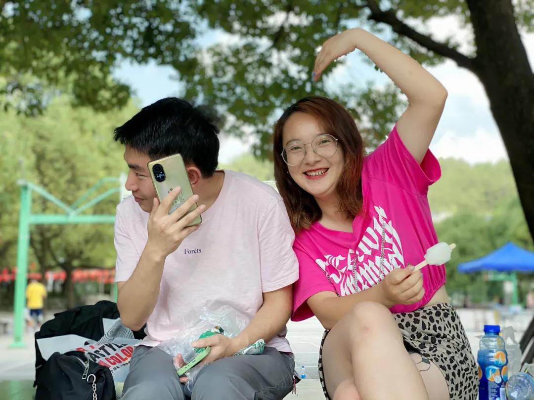 她想@所有人：“明年某日，请务必来捧我的100场！”