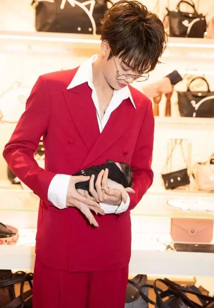 欧阳娜娜戚薇综艺发型,欧阳娜娜清纯可爱