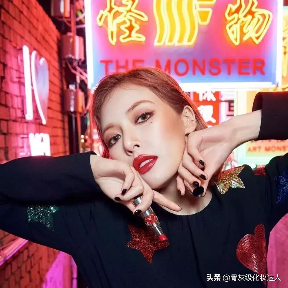 泫雅巅峰时期黑发红唇,泫雅深绿色