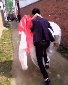 开心一刻gif搞笑动图,搞笑gif段子看起来能量满满