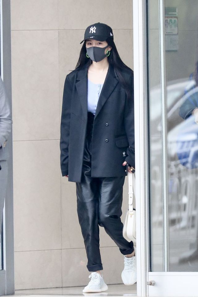 杨幂衣品真出众穿西装知性干练,杨幂黑色西装甜酷穿搭