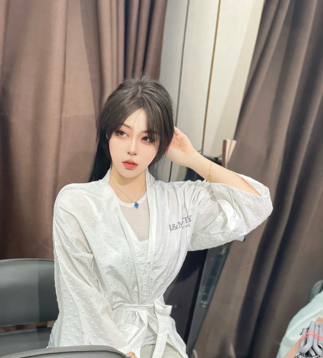 头发应该做柔顺还是拉直,头发做柔顺和拉直哪个比较好