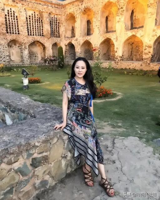 章小蕙黑白碎花裙子,章小蕙穿全部吊带丝滑长裙