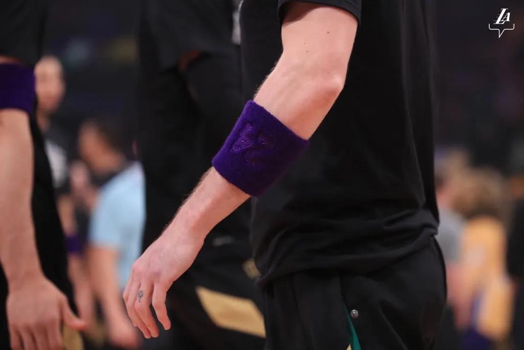 nba杰伦布朗上脚球鞋,nba球星上脚布朗尼1代