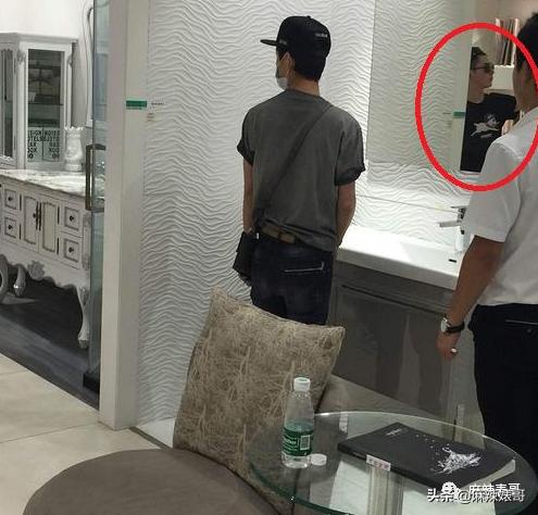 和小鲜肉牵手摸脸，又让人想到他7年前的瓜…