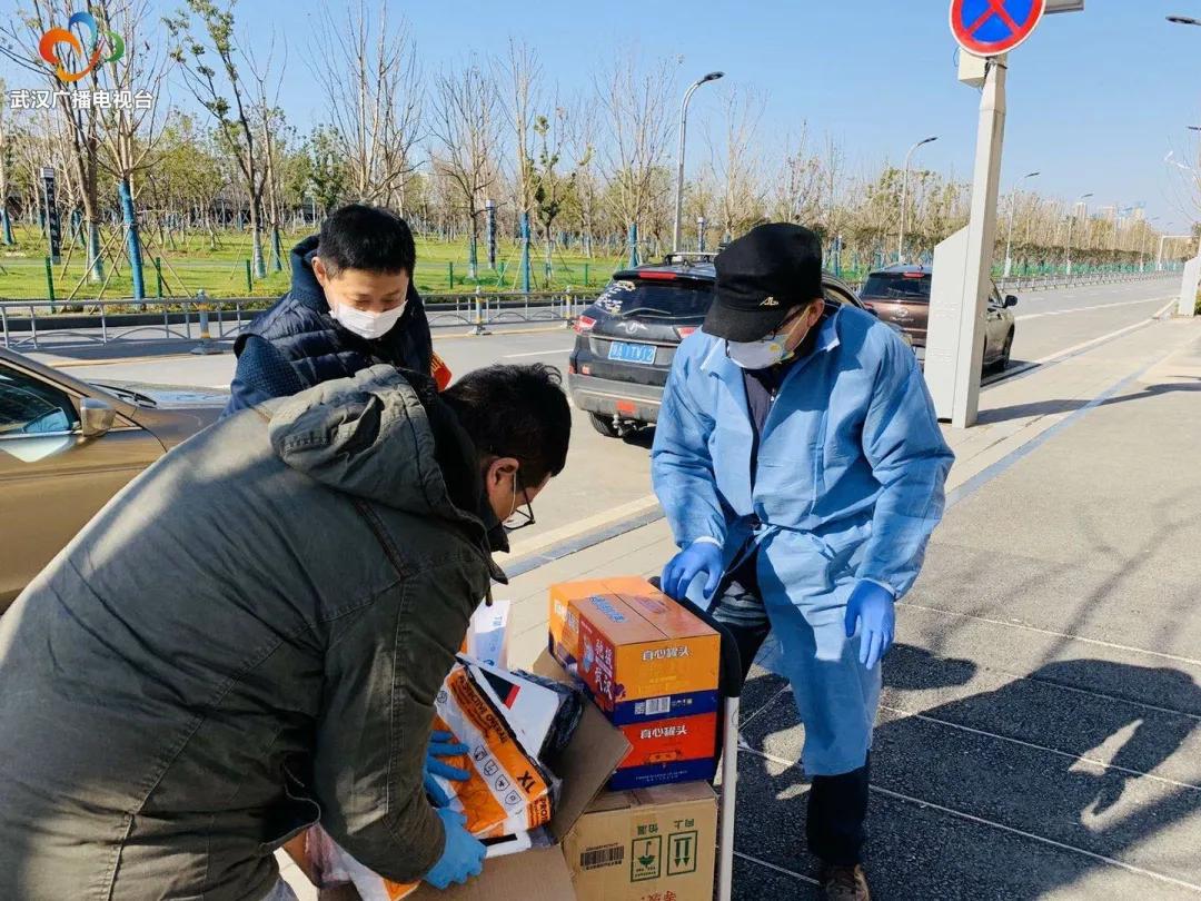 社区志愿者为居民疫情期间送物资,武汉居民志愿者行动