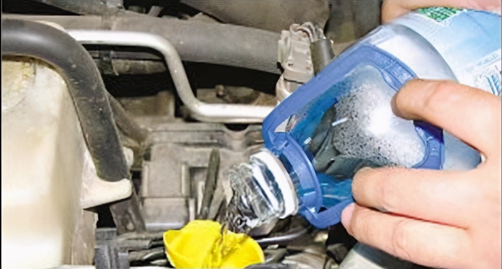 玻璃水被冻住对车有什么损害,玻璃水冻住了加酒精行吗