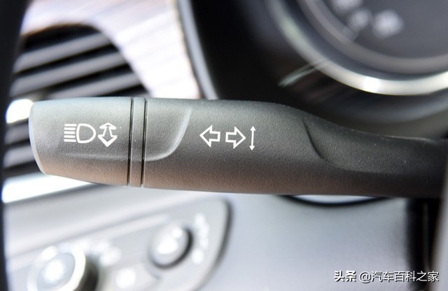 大灯开关和雨刷开关上的功能你都会用吗?晚上不开灯怎么回事?