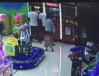 南宁一两岁男童在游乐场摔致骨折！家长索赔，游乐场回复…