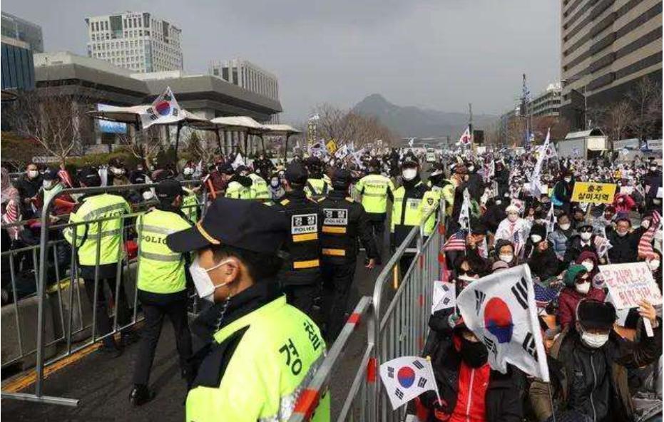 媒体骂中国人是贱民，民众入境躲避疫情，还能吃到送上门的泡菜