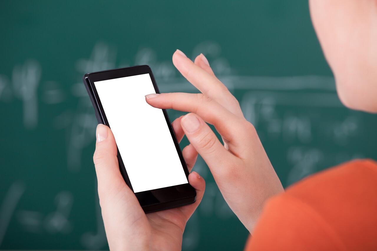 教育部终于对中小学生手机出手了，事关老师和学生，家长高兴了