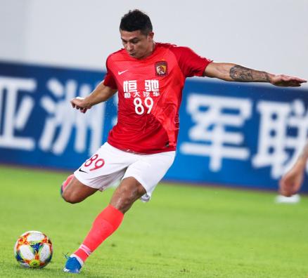 真爱粉！著名香港歌星李克勤身穿“恒驰”现身天体，支持广州恒大队