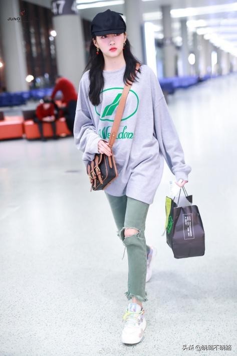 人人都有的牛仔裤怎么穿才时髦,每个人必备的牛仔裤