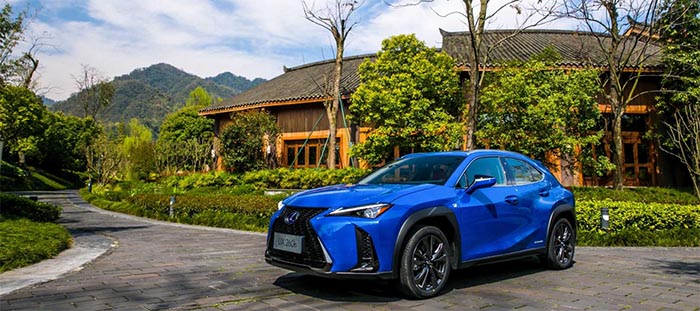 时空机发光尾翼，10个气囊，2.0L混动+四驱，这SUV卖33.3万贵吗？