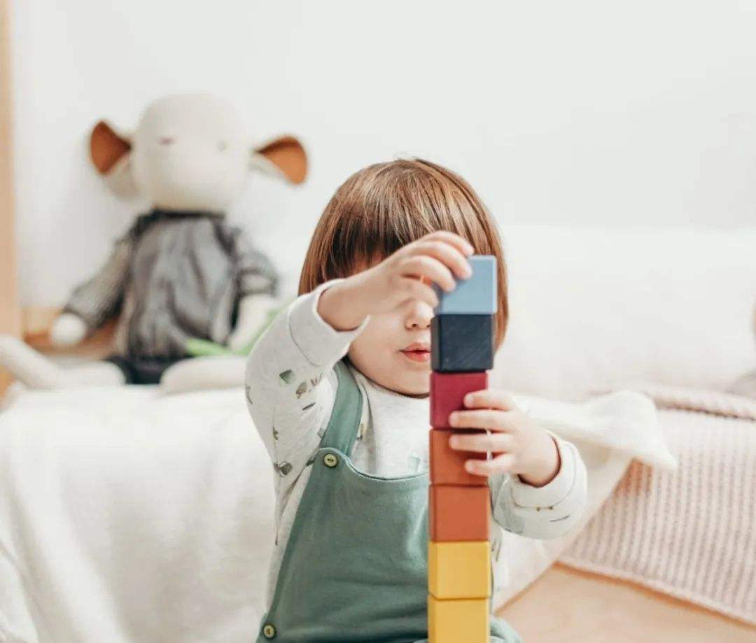 孩子总是见到人害羞怎么办,孩子总是怕见生人怎么办