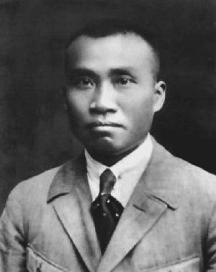 *德朱**为何能位列十大元帅之首？毛主席为何称他为“人民的光荣”？