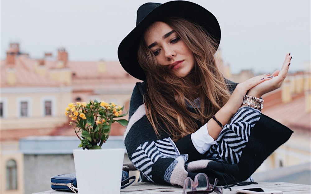 男人聊天很枯燥,男子每天无所事事