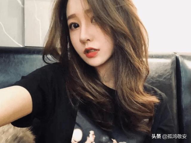 温婉坐草坪上被拍到，脚上的“40码”大脚吸引眼球，都怪草编鞋