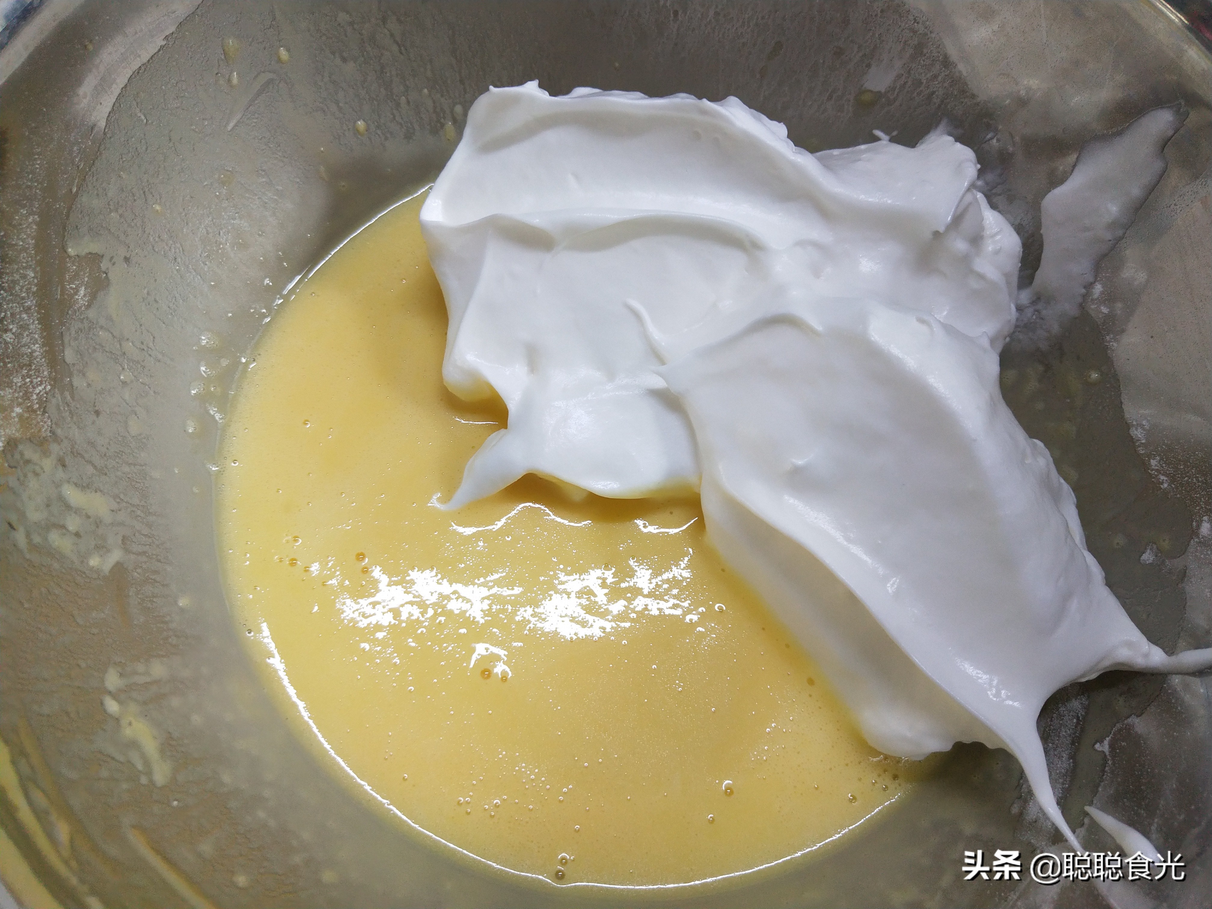 用烤箱做蛋糕怎么才不开裂,蛋糕在烤箱里烤蓬松起来又塌了