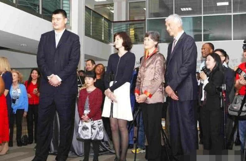 姚明一家五口身高是多少,姚明一家三口身高