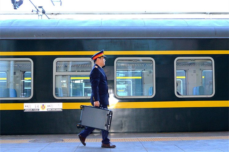 又要值乘了，放下背包拎起皮箱，地平线8号拉杆箱体验