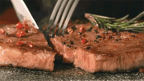 吴昕现身薇娅直播间，一边跳舞一边吃，3分种爆卖6400枚蛋黄酥