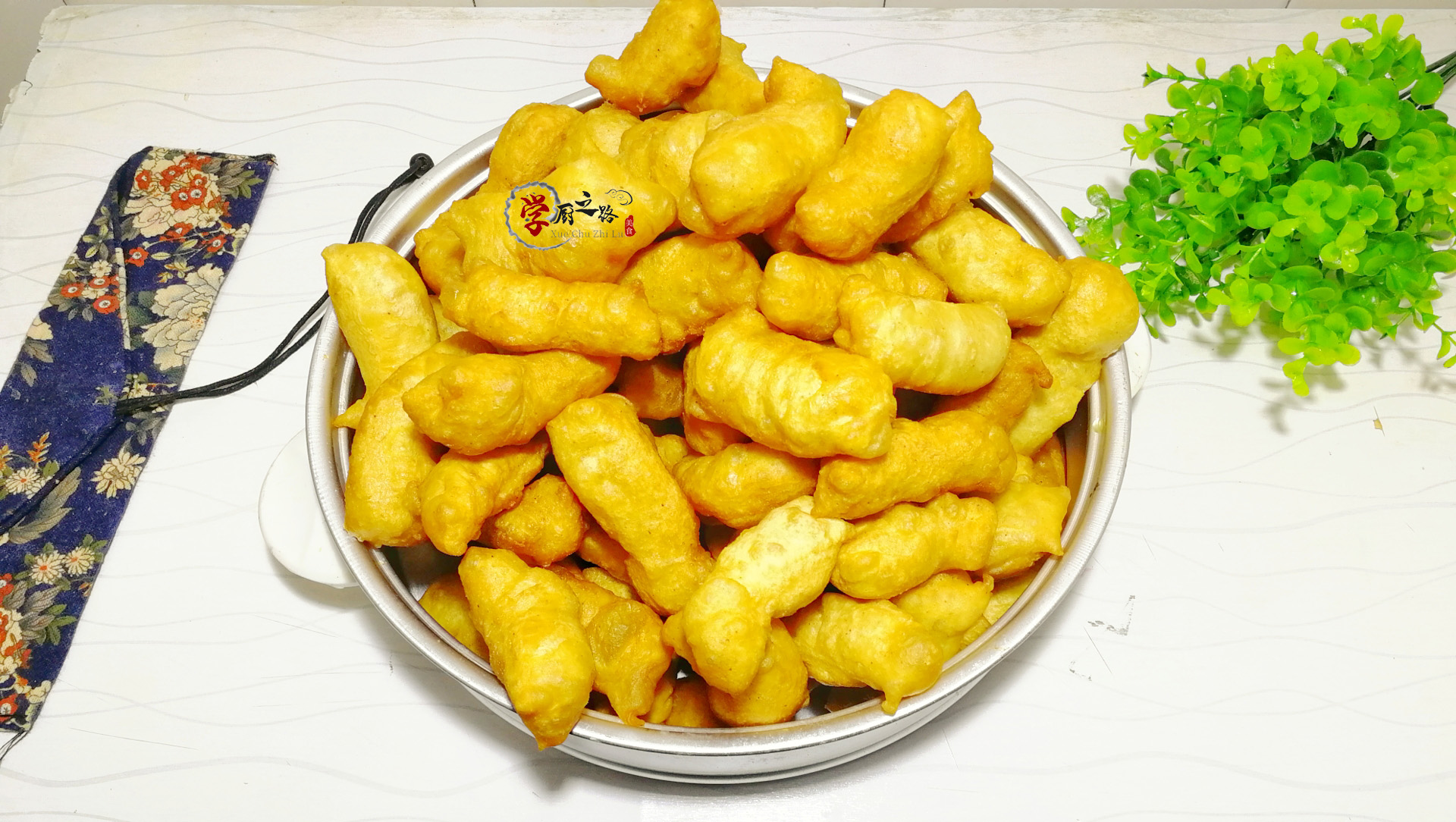 油条怎么做酥脆松软500克面粉隔夜,油条最简单的做法1千克面粉