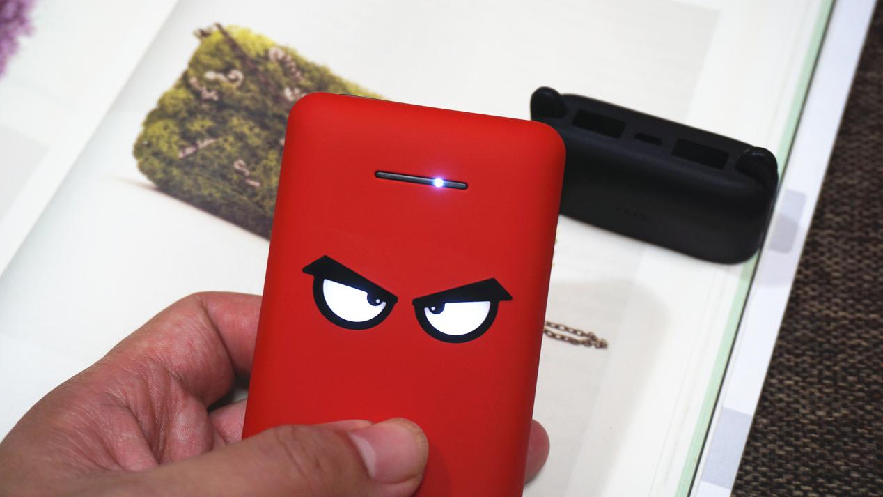 支持快充，能带上飞机，萌趣小魔兽充电宝上手体验